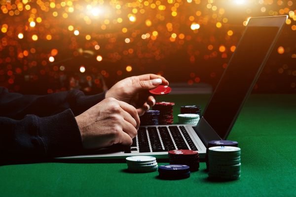 Pengguna sedang melakukan proses masuk akun situs hiburan online melalui ponsel